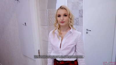 Mtsikana wachinyamata waku koleji amabera chibwenzi ndi mnzake | POV ndikukwirira mkati mwa kamwana kake!